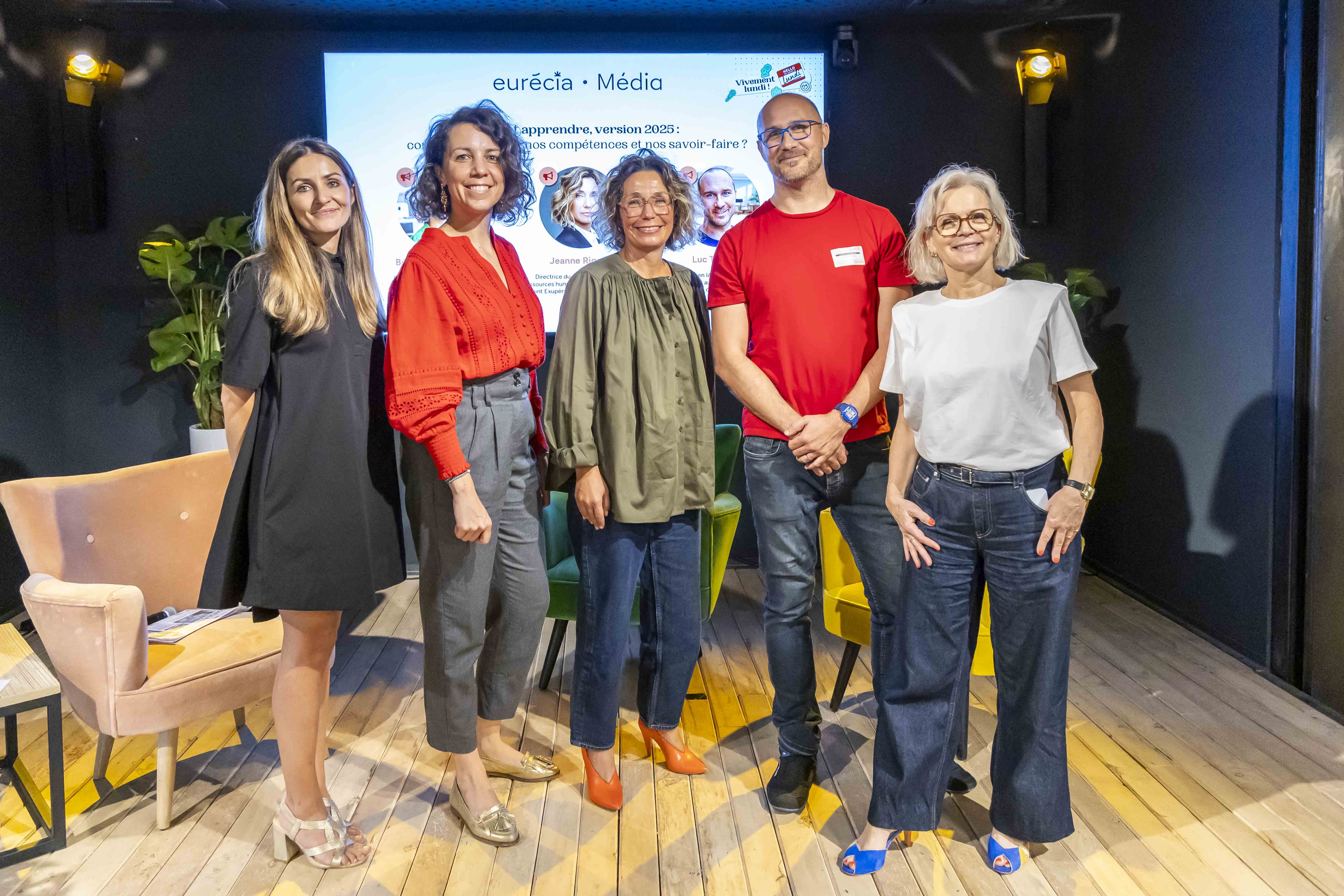 Les intervenants et l'équipe d'Eurécia Media à la fin de la table ronde