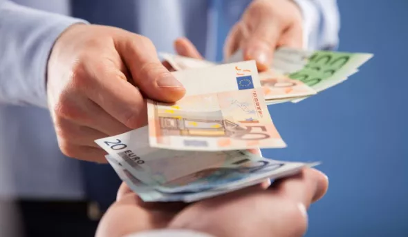Personne qui donne de l'argent liquide