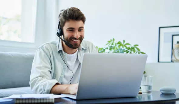 Homme faisant du télétravail