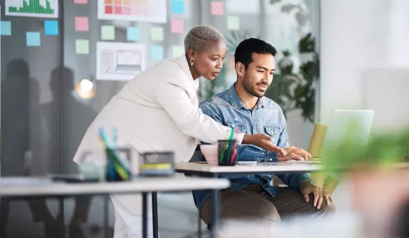 manager et collaborateur devant ordinateur