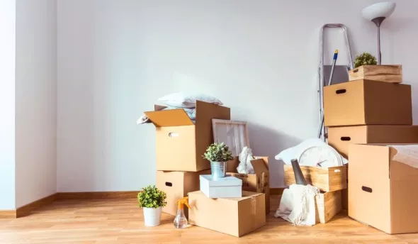Piles de cartons de déménagement