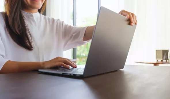 Une femme qui ferme son ordinateur
