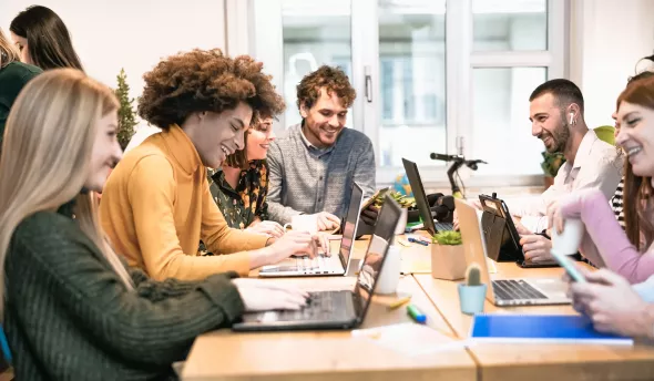 Employé de la génération Z qui travaille autour d'un table