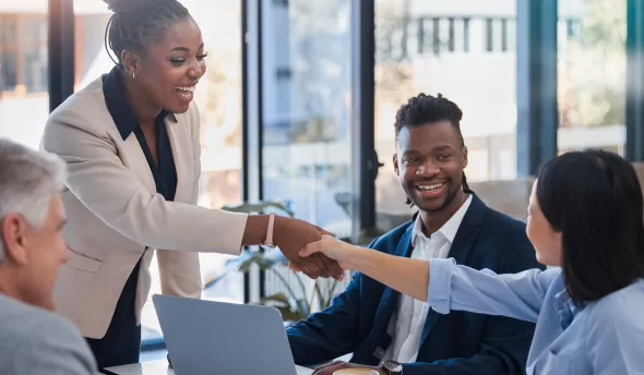 Rh en banque, assurance ou mutuelle entrain de décider de la stratégie RH à adopter