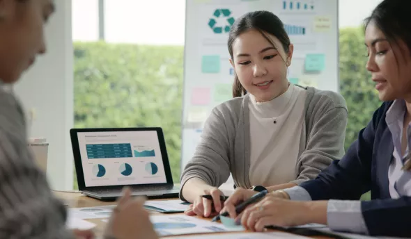 Equipe RH qui analyse les KPI de la stratégie RSE de leur entreprise