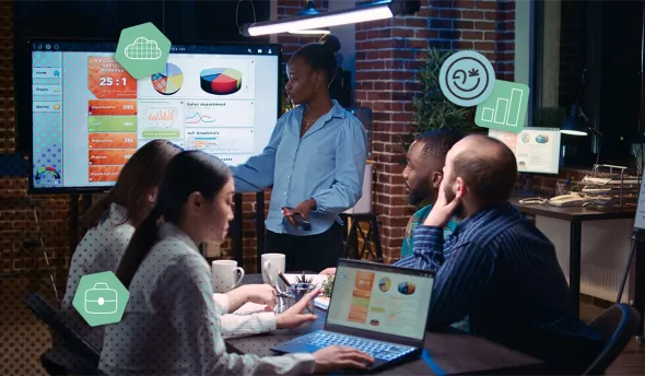 Réunion d’équipe autour d’une présentation de données sur un tableau interactif