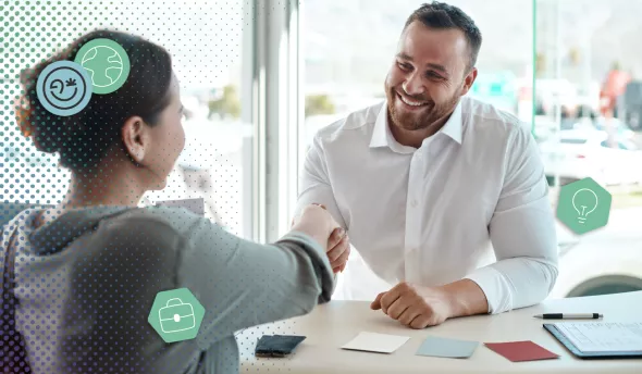 Recruteur conduisant un entretien structuré avec une grille d’évaluation standardisée.