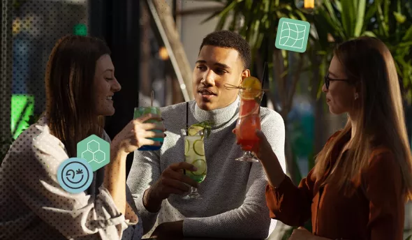 Groupe de collègues partageant des cocktails en terrasse après le travail