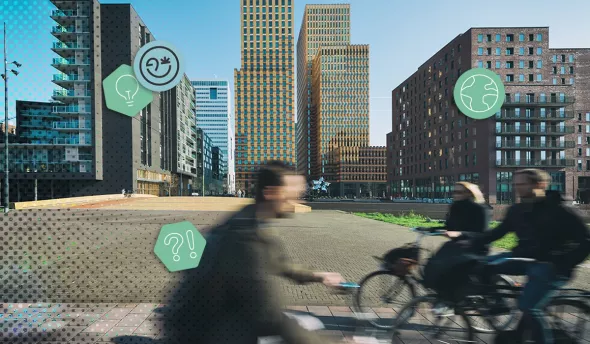 Personnes à vélo devant des immeubles modernes aux Pays Bas
