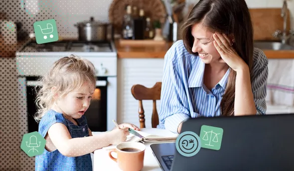 Mère et fille dans une cuisine, entre travail à distance et moment de complicité