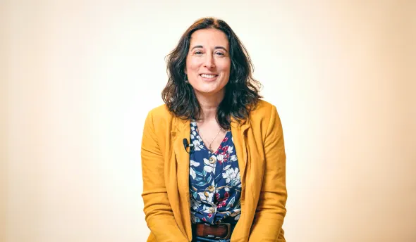 Émilie Alric témoigne assise face caméra