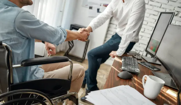 interaction professionnel avec un travailleur handicapé