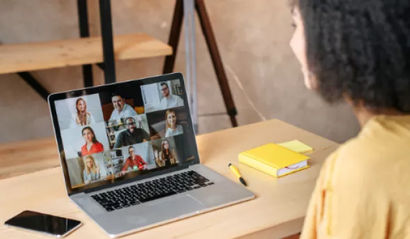 https://www.eurecia.com/sites/default/files/styles/header/public/thumbnails/image/accueil-collaborateurs-distance.png