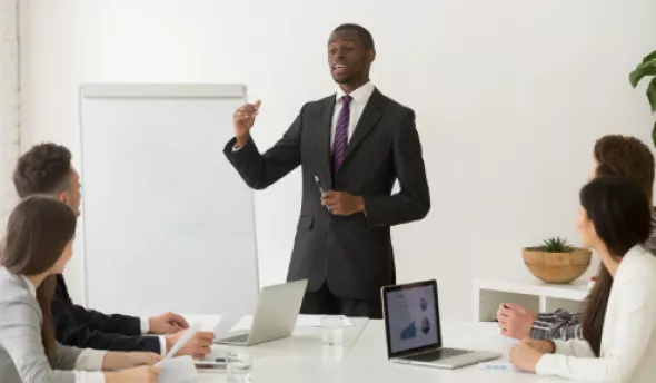 https://www.eurecia.com/sites/default/files/styles/header/public/thumbnails/image/leader_manager_difference.png