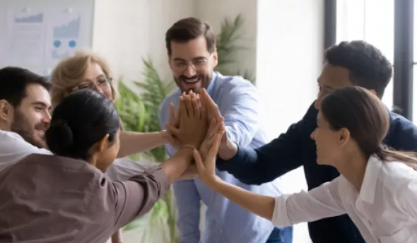 https://www.eurecia.com/sites/default/files/styles/header/public/thumbnails/image/reengager-collaborateurs-6-idees-animations.png