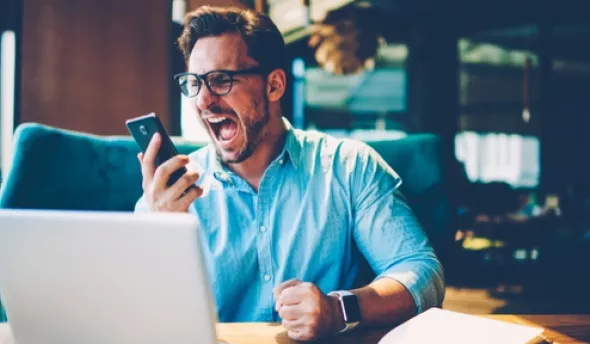 https://www.eurecia.com/sites/default/files/styles/header/public/thumbnails/image/stress-numereique-salarie-media.jpg