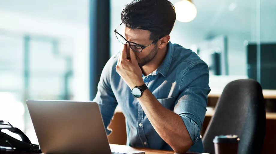 homme en burn out au travail