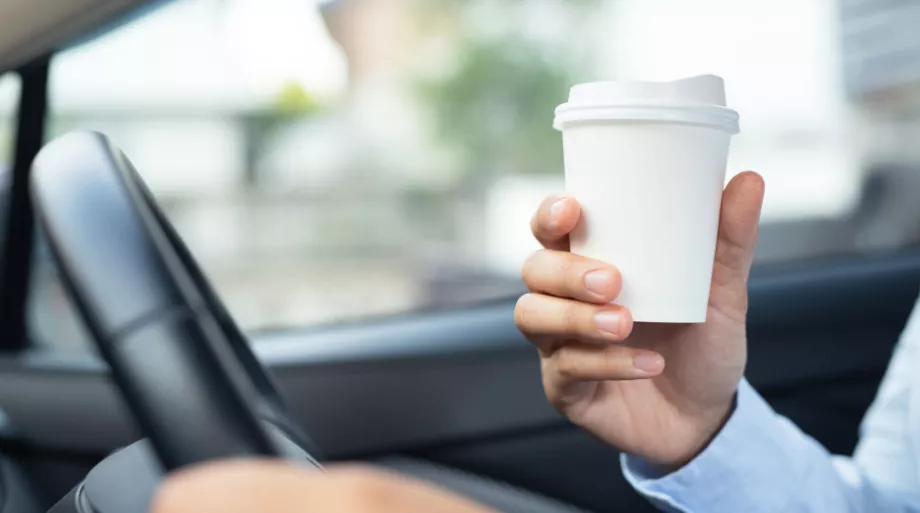 café dans la voiture en allant au travail