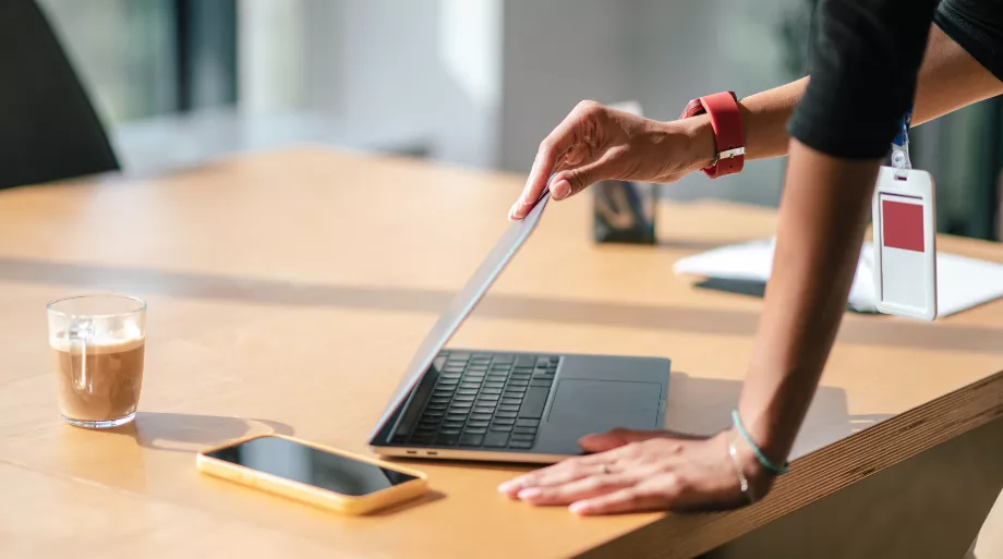 femme fermant son ordinateur pour partir en vacances