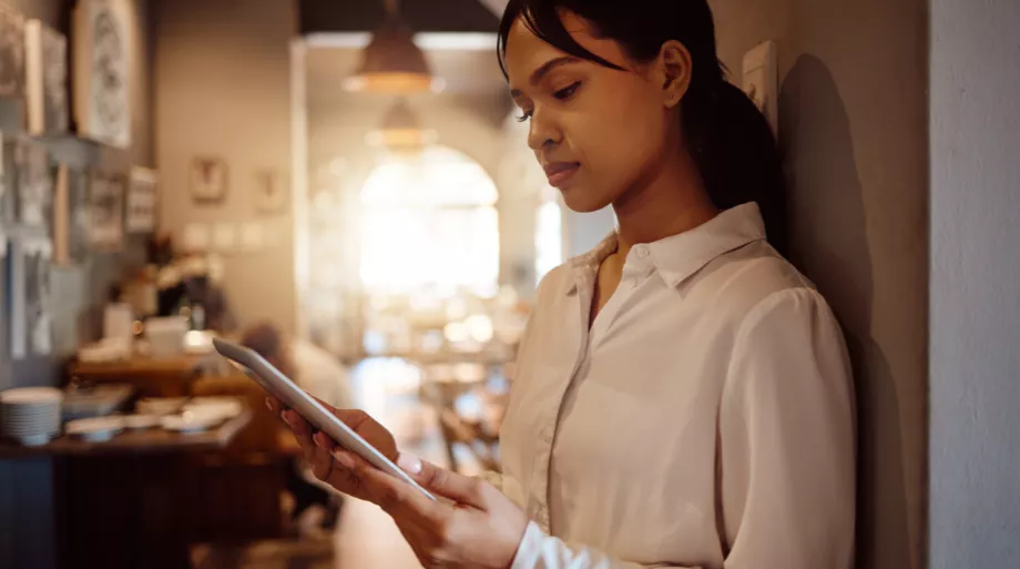 une femme qui consulte sa tablette