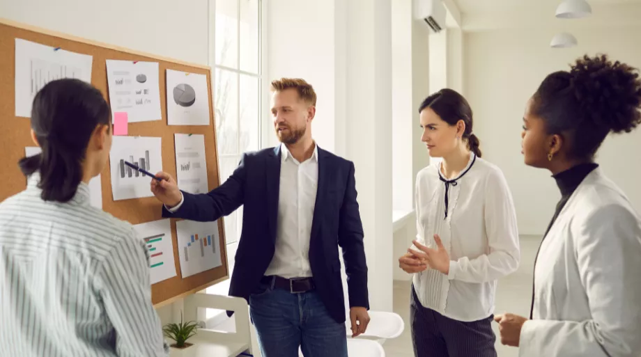 un manager qui discute avec ses collaborateurs