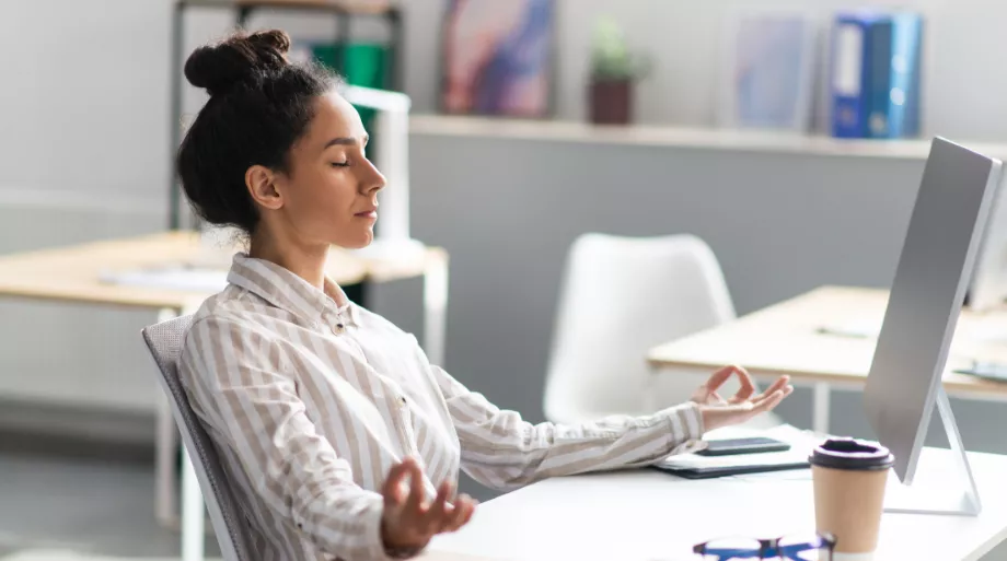 femme méditant au bureau