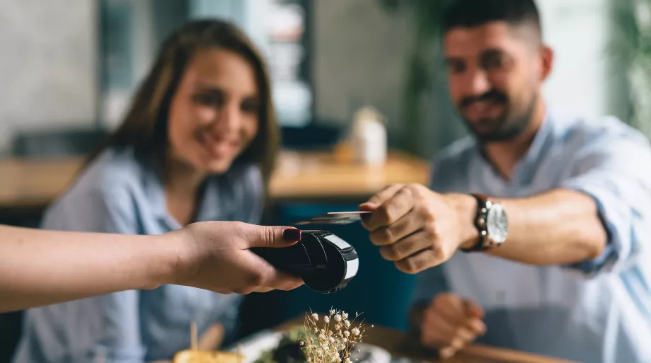 homme payant au restaurant