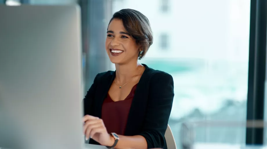 femme en train de se former derrière un ordinateur