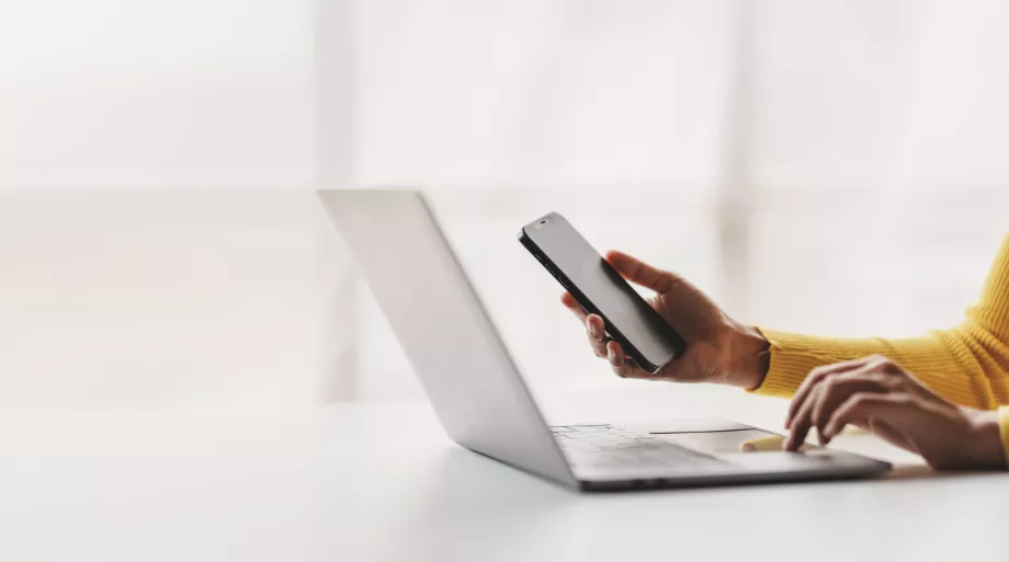 femme devant ordinateur et téléphone