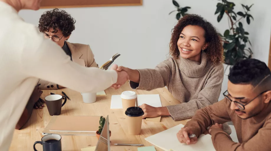 Réunion de travail avec des collaborateurs heureux 