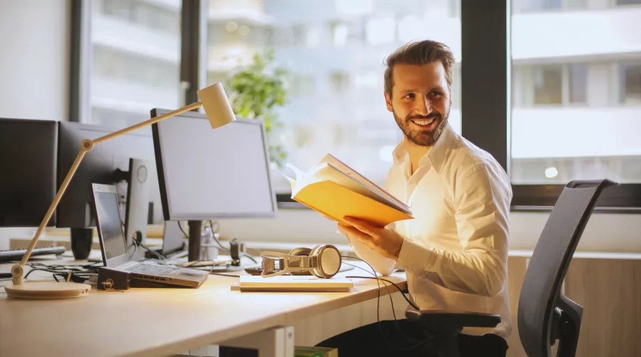 Homme et son bureau aménagé 