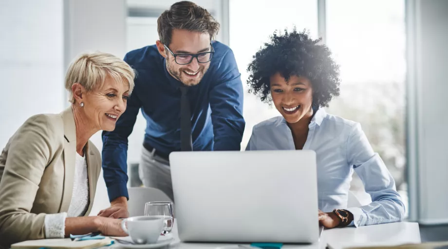 collaborateurs souriants devant ordinateur