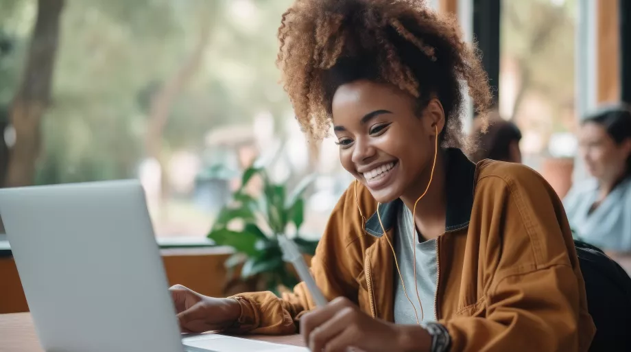 jeune femme qui suit une formation en ligne 