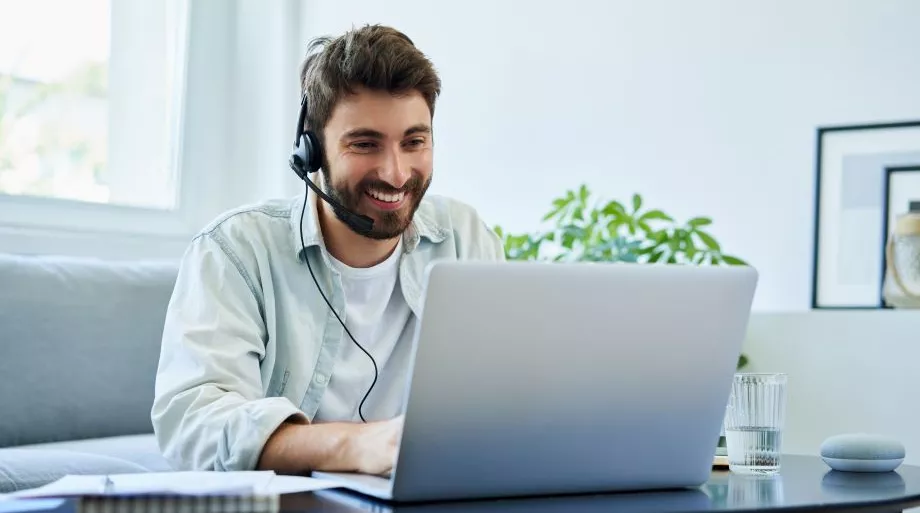 Homme faisant du télétravail