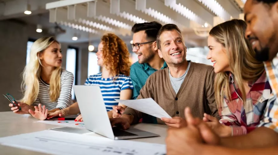 Personnes qui travaillent en équipe