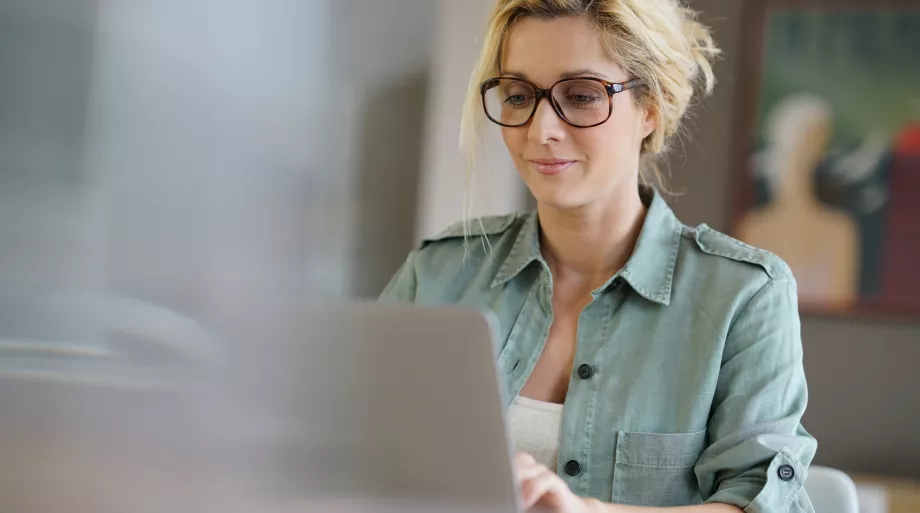 femme derrière son ordinateur