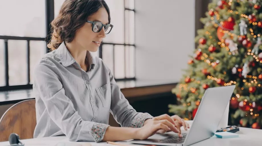 Une femme tapant sur le clavier de son ordinateur