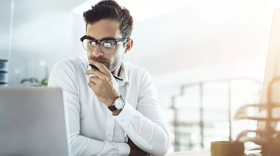 Un homme regardant un ordinateur pendant son travail