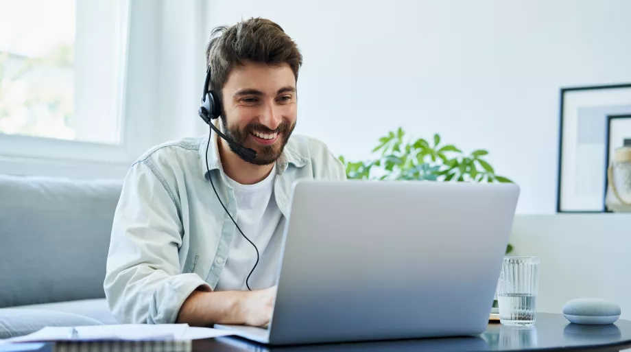 Homme faisant du télétravail