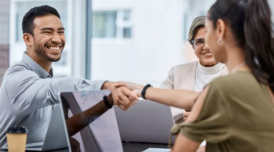 Un homme accueillant une nouvelle recrue dans son entreprise