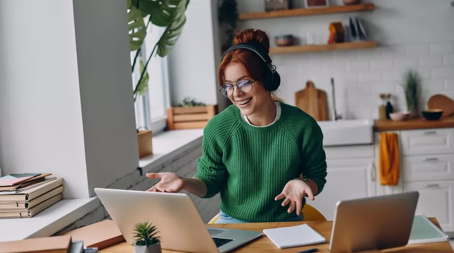 Une femme en train de faire du télétravail chez elle