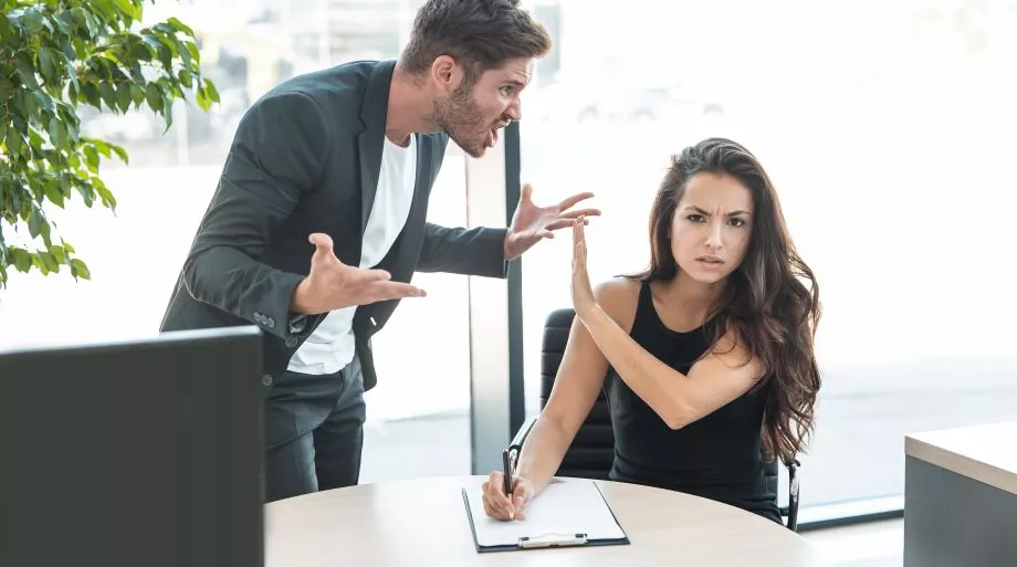 Une personne violente au travail