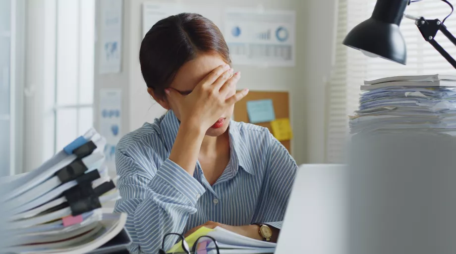 femme qui ressent le syndrome de l'imposteur au travail