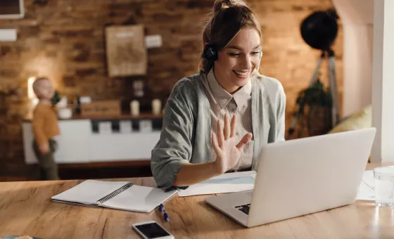 femme en télétravail sur l'ordinateur