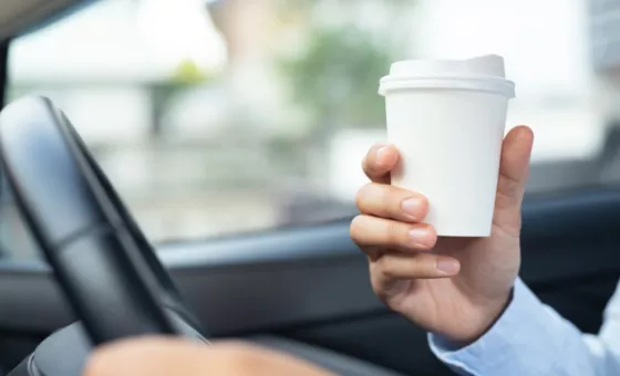 café dans la voiture en allant au travail