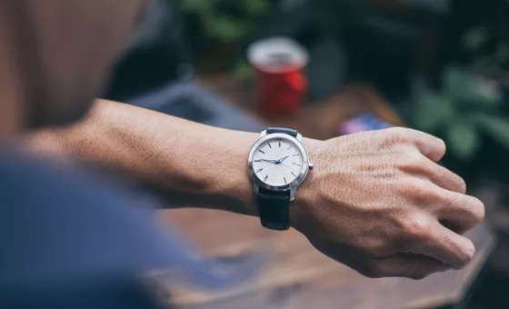 travail posté : un homme regarde sa montre