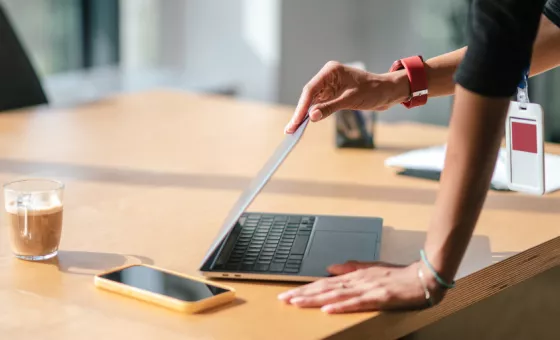 femme fermant son ordinateur pour partir en vacances