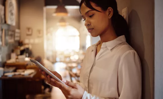 une femme qui consulte sa tablette