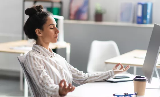 femme méditant au bureau