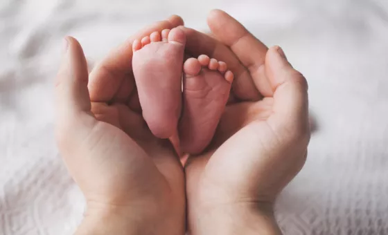 femme avec son bébé